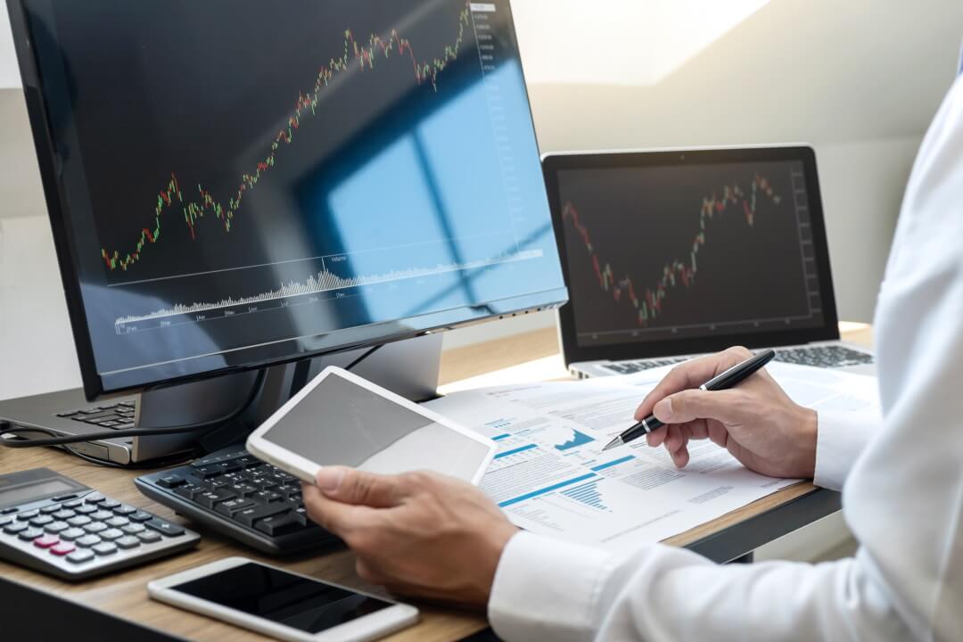 forex trader analysing the currency market